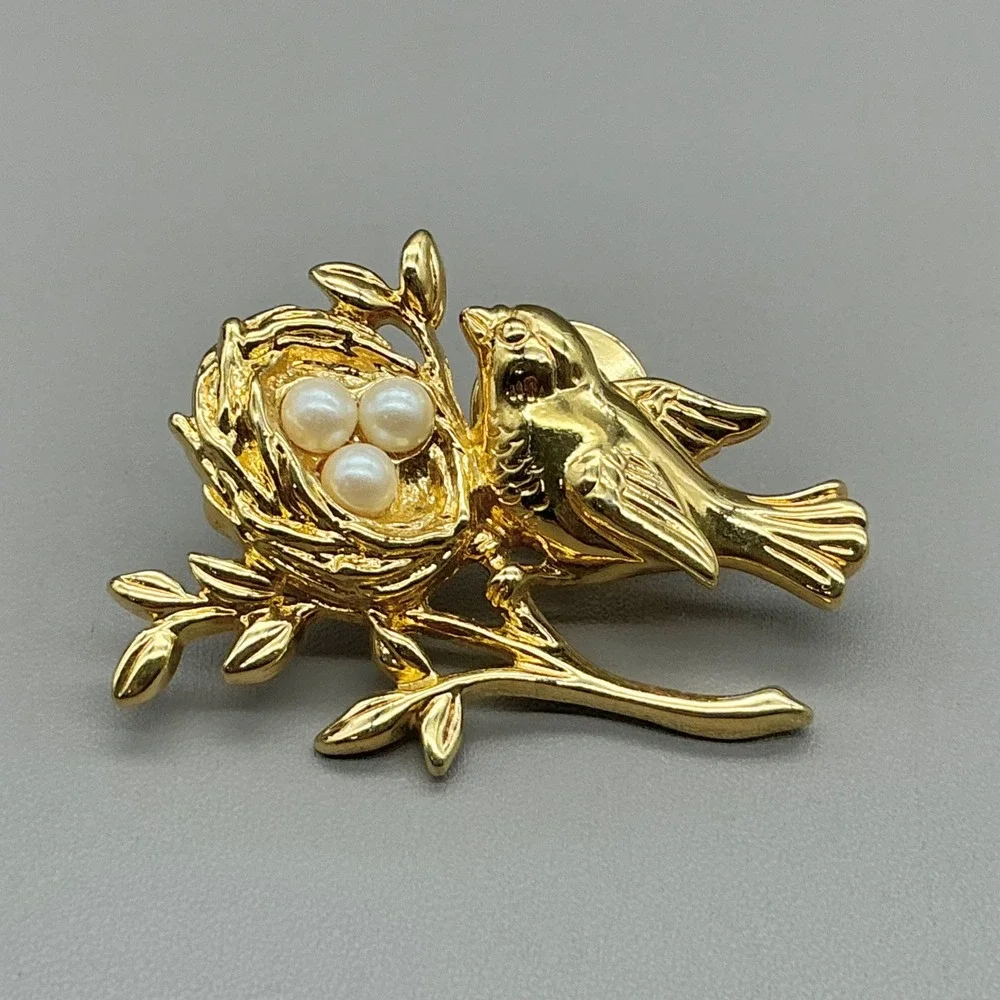 Bird Nest Pin Brooch Women Gold Tone Faux Pearl Accents Vintage Style Accessory